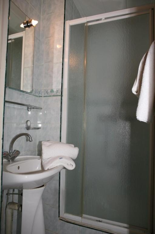 Sully Hotel Parigi Esterno foto